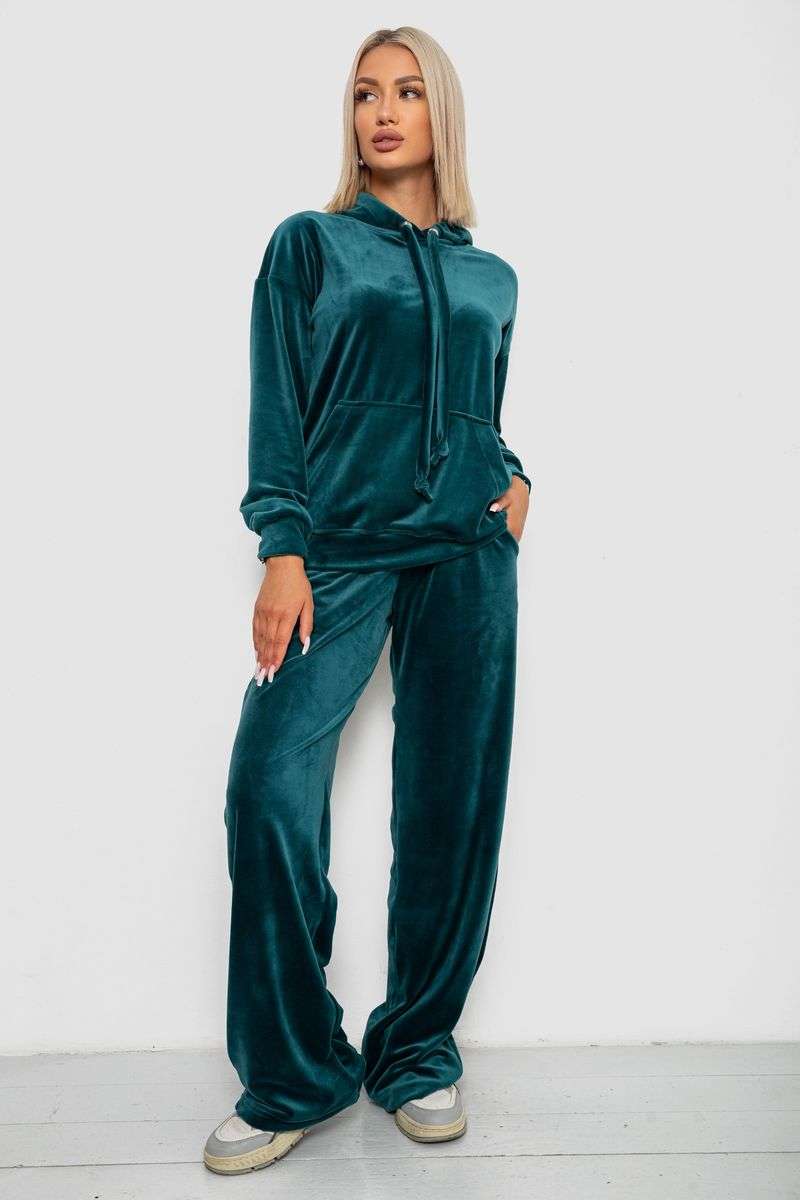 Спортивный костюм женский велюровый свободного кроя
