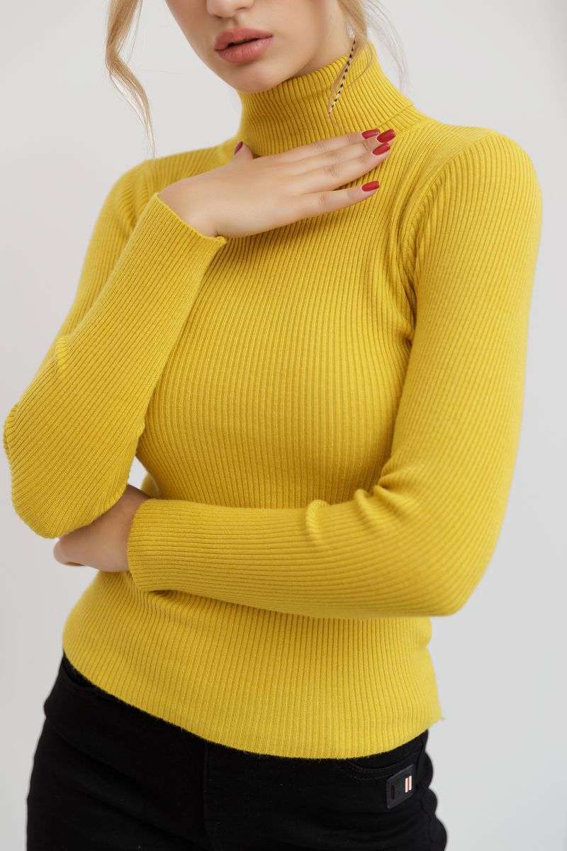 Стильный женский гольф в рубчик