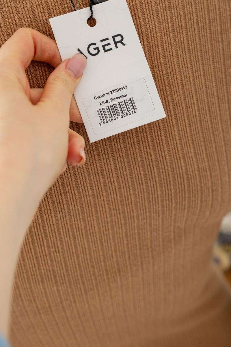 Платье трикотажное с оборкой, цвет бежевый, 230R0112 — изображение 5